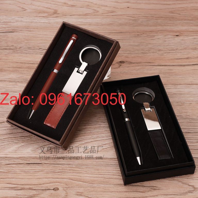 Bộ quà tặng bút kim loại và móc khóa da in logo khách hàng làm quà tặng hội nghị giá rẻ