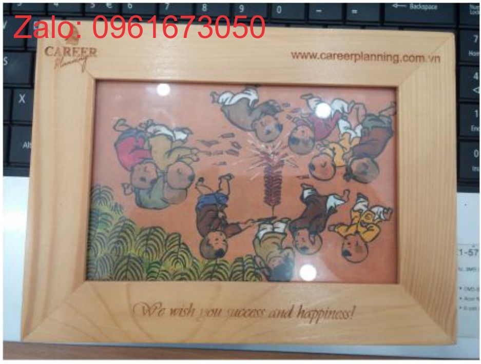 Khung hình gỗ khắc logo theo yêu cầu đa dạng mẩu