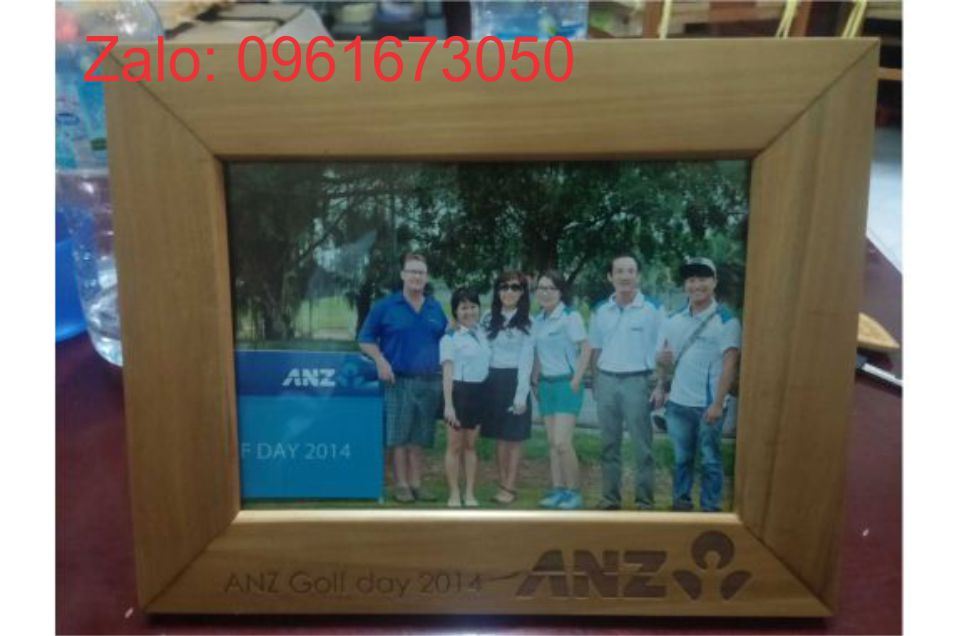Khung hình gỗ kích thước 13x18 cm khắc logo