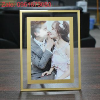 Khung hình pha lê để bàn A4 có viền mạ vàng in logo theo thiết kế riêng
