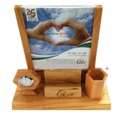 Mã:Lg 10 - Lịch Gỗ Khắc Chữ Để Bàn Có Đồng Hồ, Cắm Bút